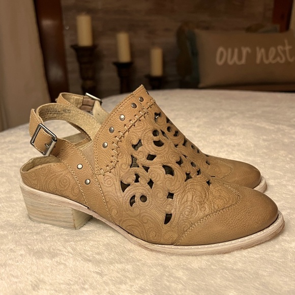 NAUGHTY MONKEY “Ms. Kali” Tan Leather Laser Cut Heeled Mule 6.5 - Picture 2 of 15